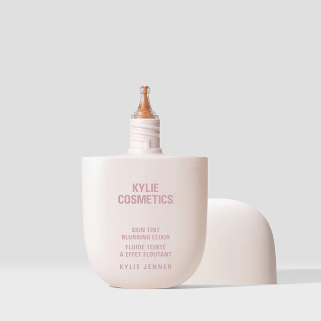 Kylie Skin Tint Blurring Elixir - Tan with Warm Subtle Peachy Undertones - 8W